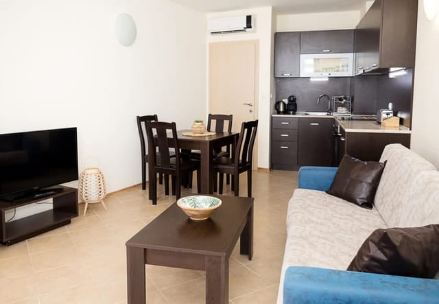 Seaside Bliss: Elegant 1BD with Stunning View - Photo 4