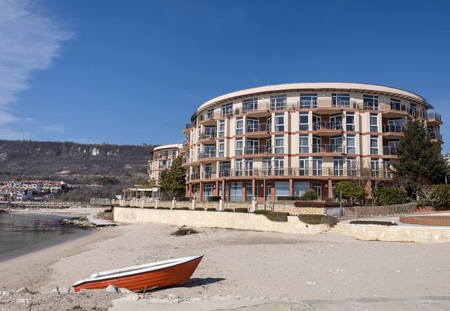 Seaside Bliss: Elegant 1BD with Stunning View