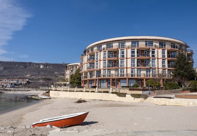 Seaside Bliss: Elegant 1BD with Stunning View
