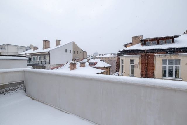 LZ Spacious One Bedroom Apartment in Top Centre