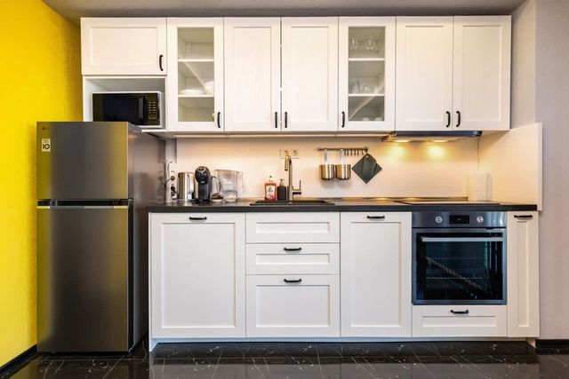 Bright Windowed Studio 10 mins to the City Centre