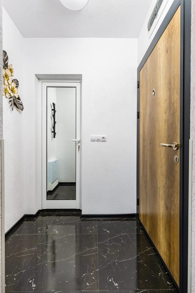 Bright Windowed Studio 10 mins to the City Centre