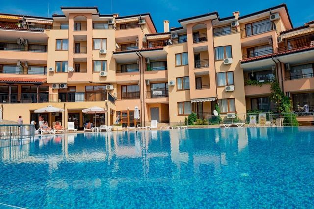 Paradise Dreams Lively Studio with pool view