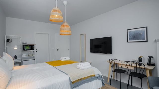 Aviva City Stay – 3 Private Studios Downtown