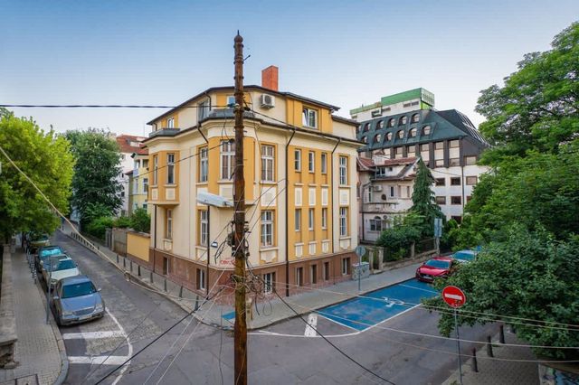 Living next to Eagles Bridge: Central 1-BD flat