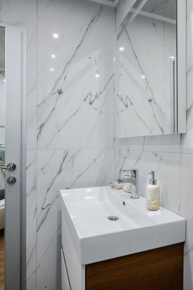 Warm & Spacious Stay with Balcony