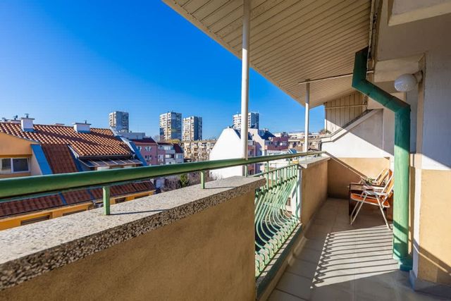 Spacious 2-Bedroom Maisonette in City Centre