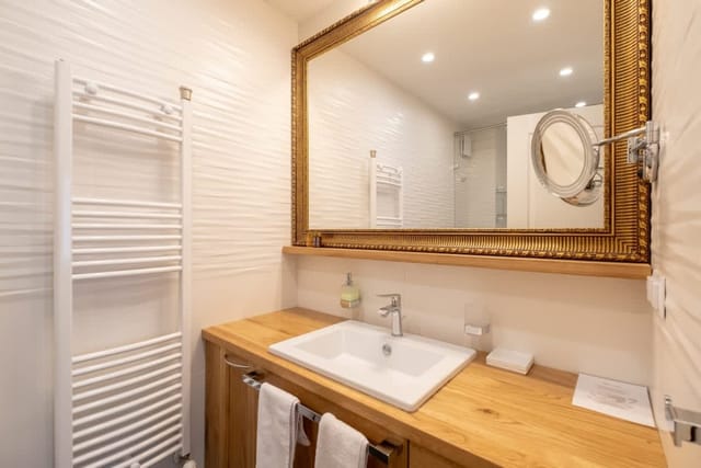 High-end Designer 2BR Aprt + Lift&Balconies