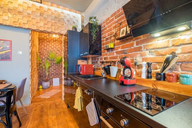 2 BDR & 2 BTHR Funky Apartment / Supreme Location