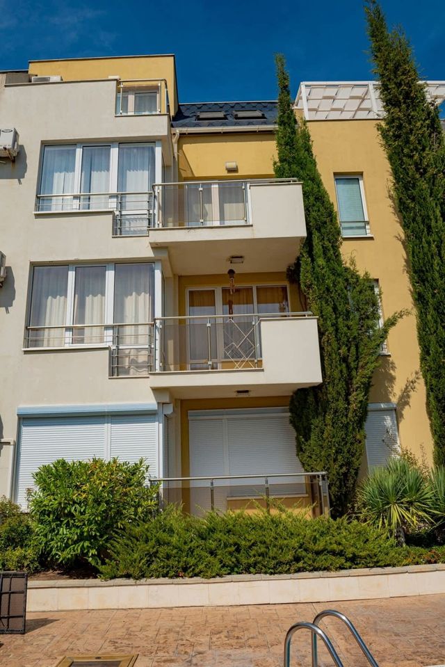 Belle View Studio with Pool View