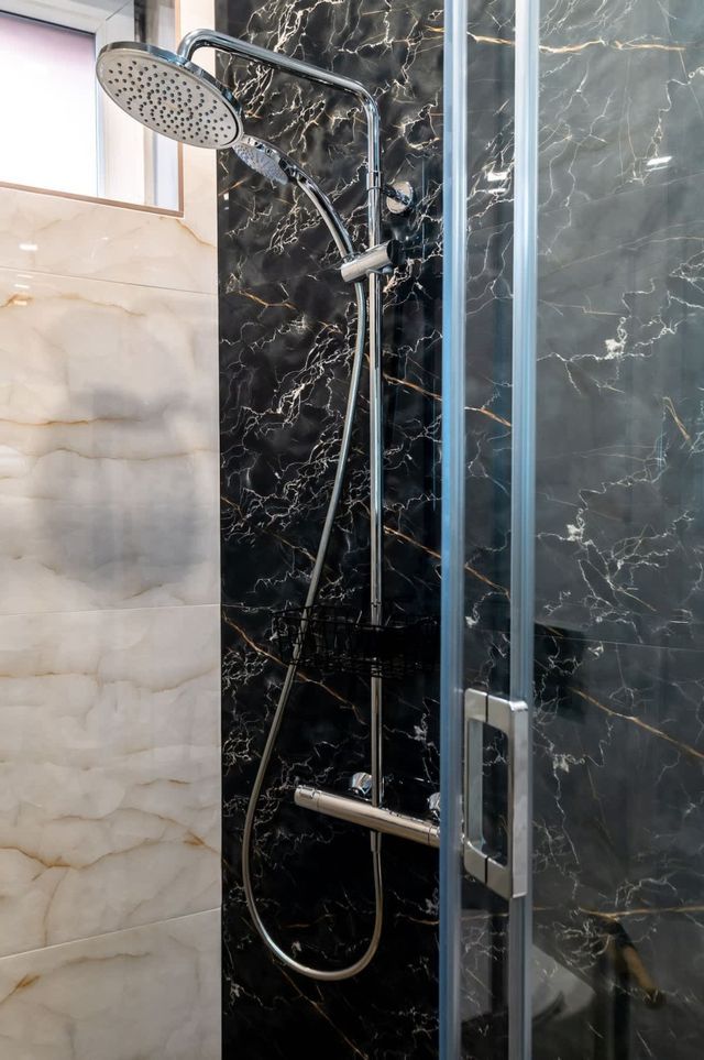 Modern 2BD/2BA Designer Apartment - Prime Location