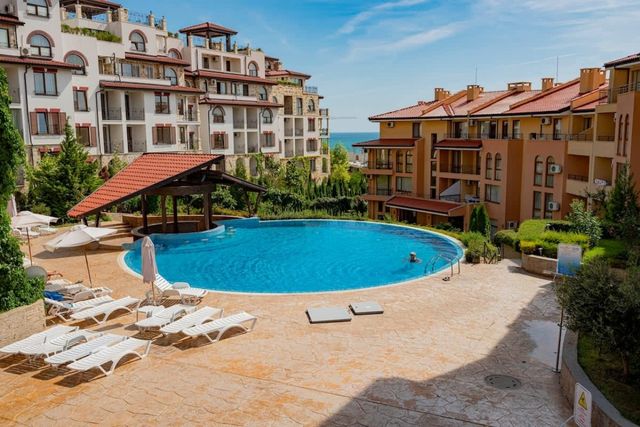 Paradise Dreams Lively Studio with pool view