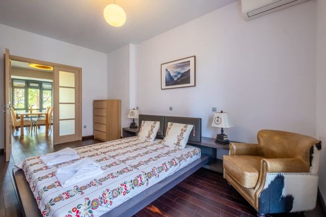 Spacious & Modern 2BD/2BA Flat | Prime Location