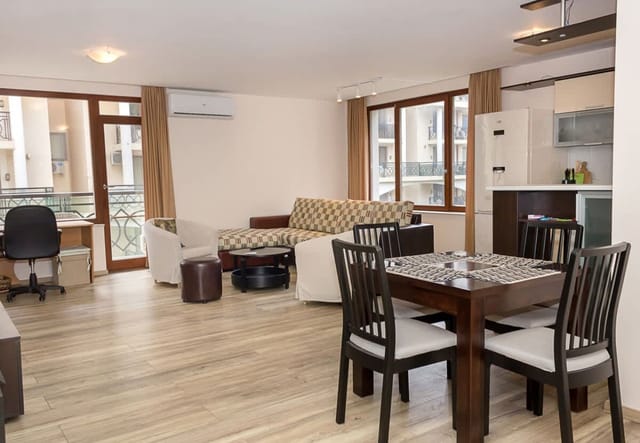 Cozy 2BD Flat with Balcony and Workspace