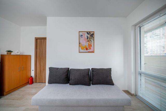 1BR Flat Steps from Metro and Tram Stops