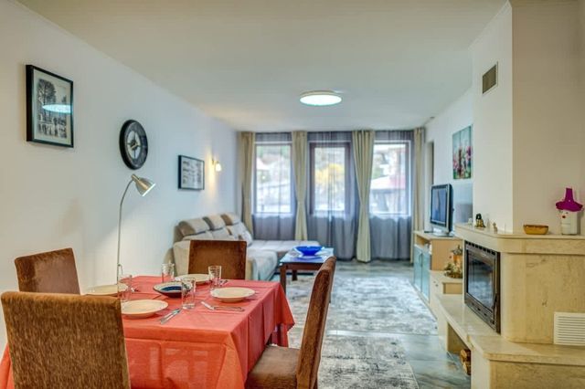 Bright and Spacious 2-BDR Apartment with Balcony