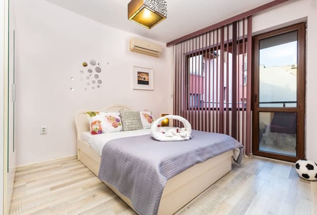 Downtown 1BD Apartment w/ Cosy Balcony