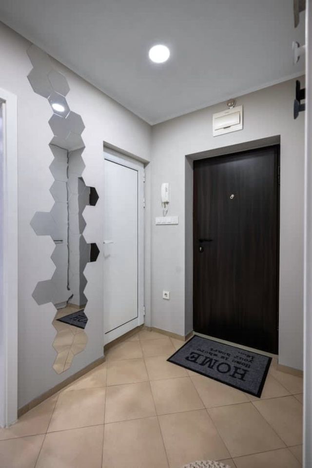 Silver Gem  1BD with desk and balcony