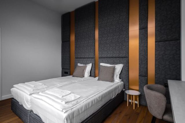 Exquisite Penthouse: Luxe Living with City Views