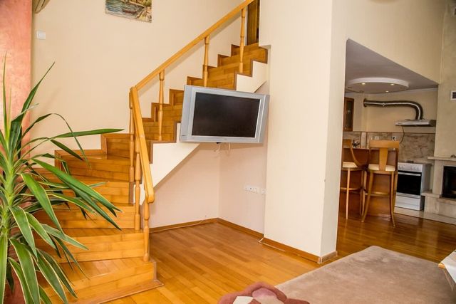 Spacious & Sunny Maisonette w/ Terrace near Centre