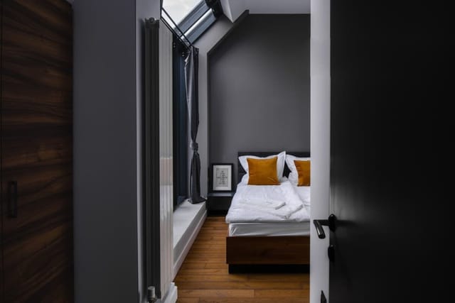 Exquisite Penthouse: Luxe Living with City Views