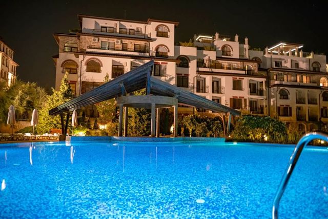 Paradise Dreams Lively Studio with pool view