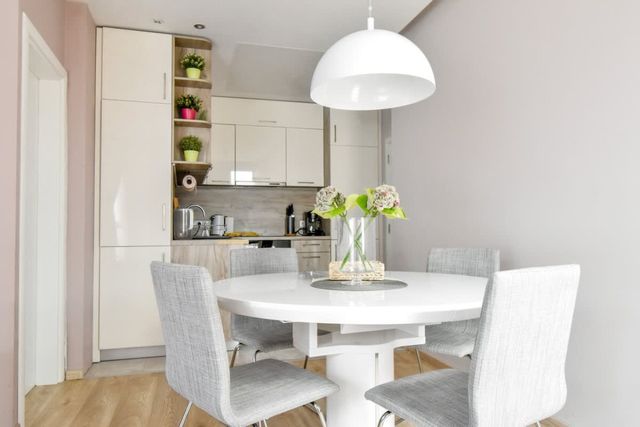 Bright 2BD Apartment with Balcony & Mountain View