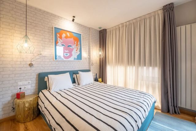 High-end Designer 2BR Aprt + Lift&Balconies