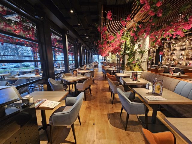 Luxuriously Romantic Restaurant in the Heart of Sofia