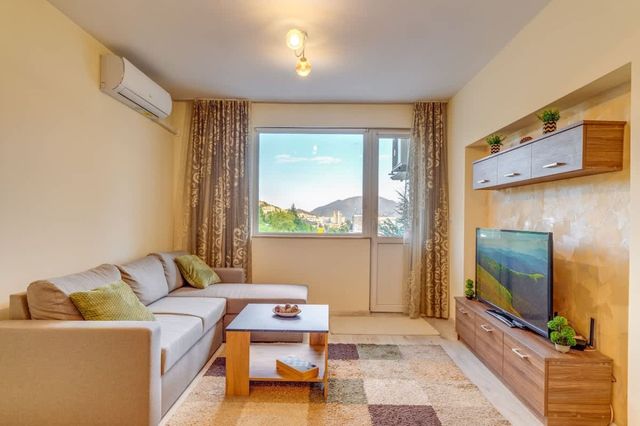 Bright retreat with Balcony & Mountain Views