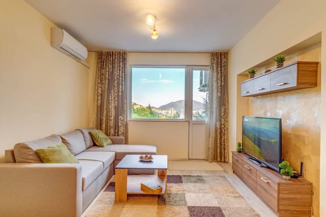 Bright retreat with Balcony & Mountain Views