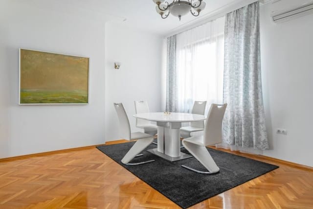 Vitosha Str 2BD White & Blue Apt