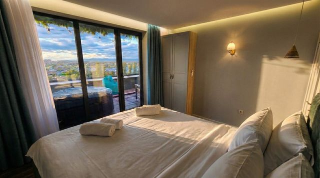 Luxury Apartment with Jacuzzi, River view & Underground Parking