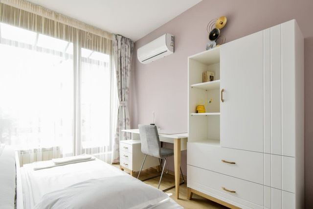 Bright 2BD Apartment with Balcony & Mountain View