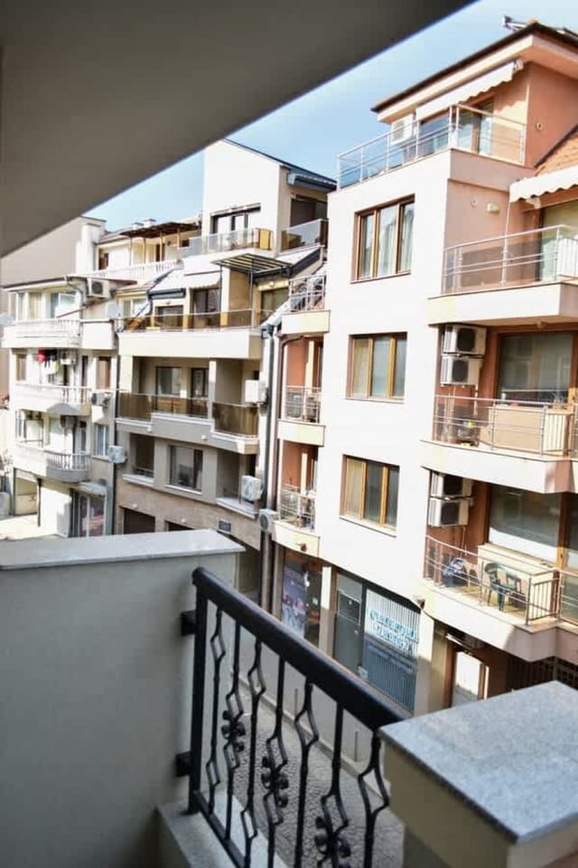 City Center Charm: 2BR Apartment