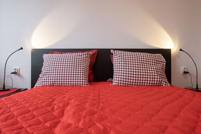 LZ Spacious One Bedroom Apartment in Top Centre