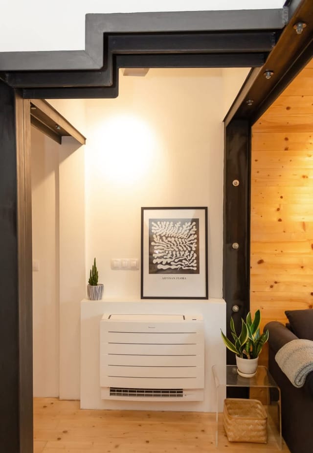 Bright & Spacious Apartment with a Charming Balcon