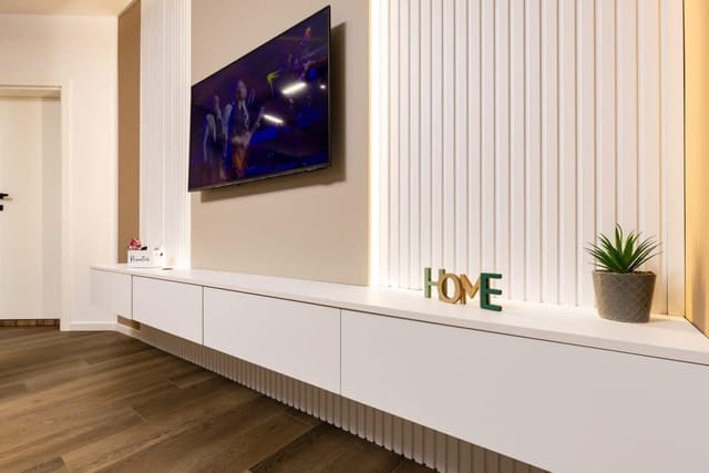 Stylish 1BD with Desk in Karshiaka