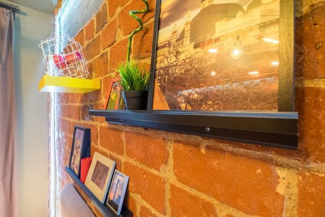 2 BDR & 2 BTHR Funky Apartment / Supreme Location