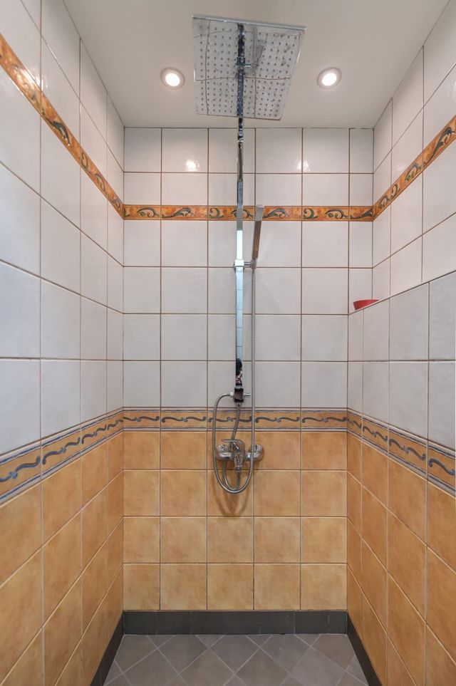 Colorful & Elegant 2BD Flat – Premium Central Stay