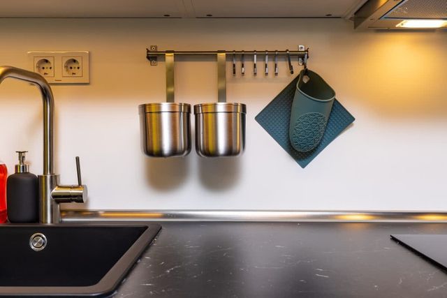 Bright Windowed Studio 10 mins to the City Centre