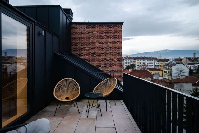 Exquisite Penthouse: Luxe Living with City Views