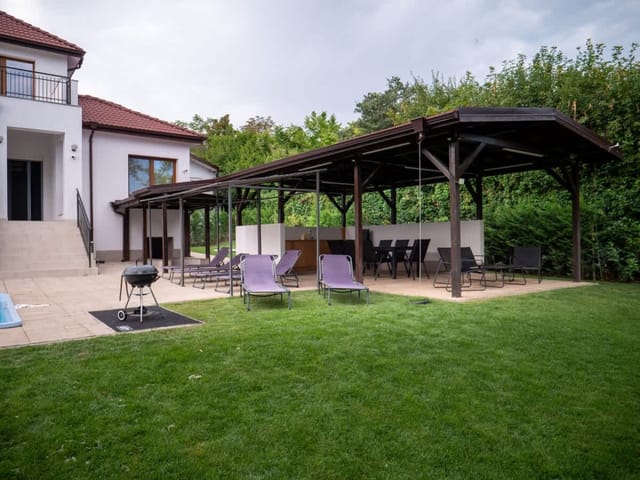 Private Villa with 5BD, Pool & Stunning Sea Views