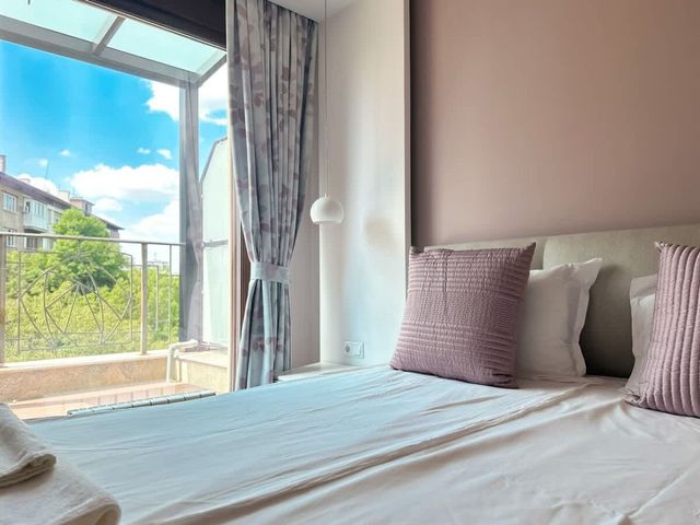 Bright 2BD Apartment with Balcony & Mountain View