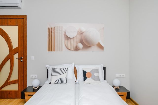 Modern Stay with Balcony and Parking - Photo 2