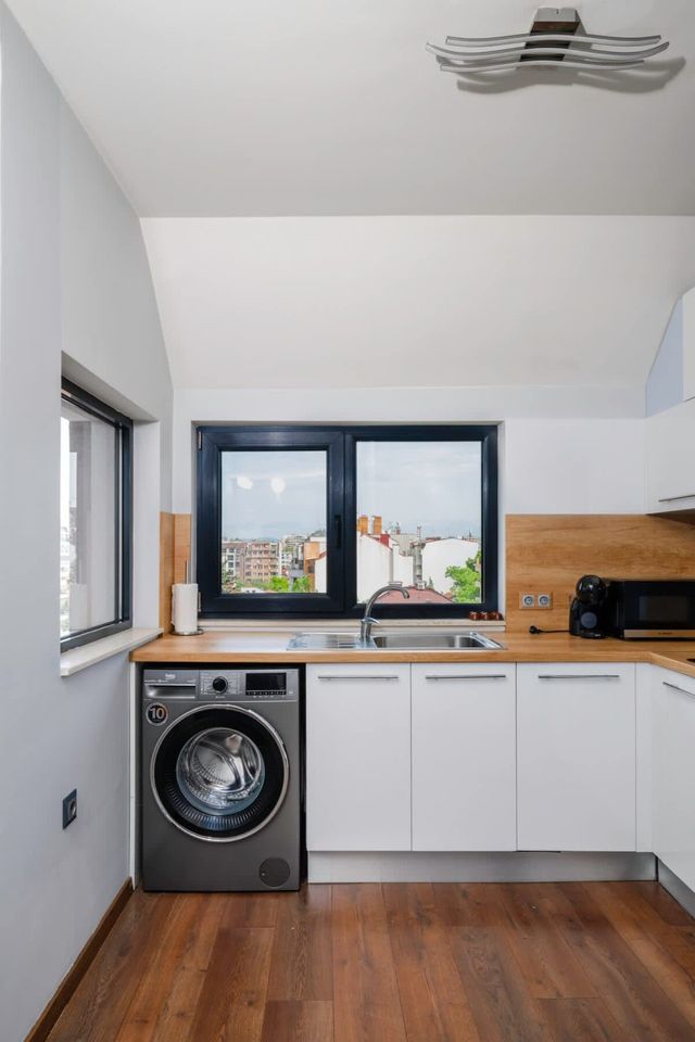 Feel at Home - Central 2BD Flat with Parking