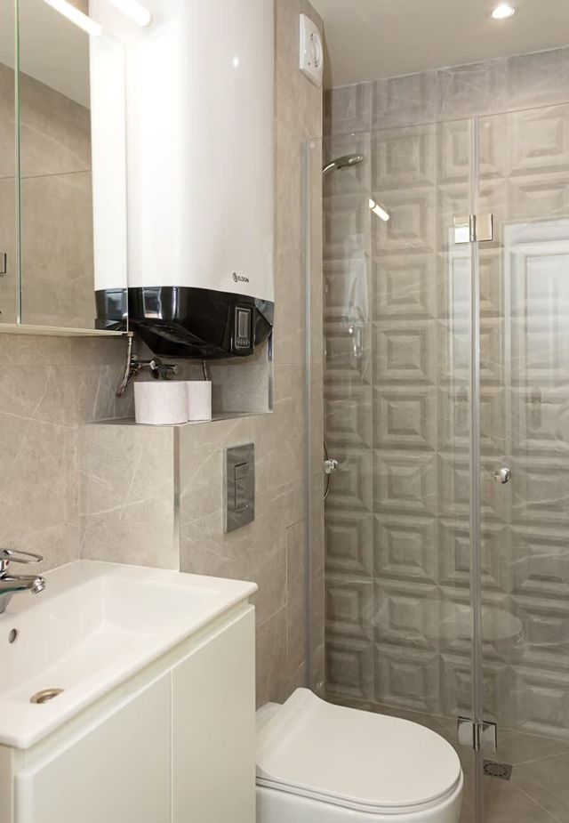 2BD Home In The Heart Of Varna with Parking - Gold