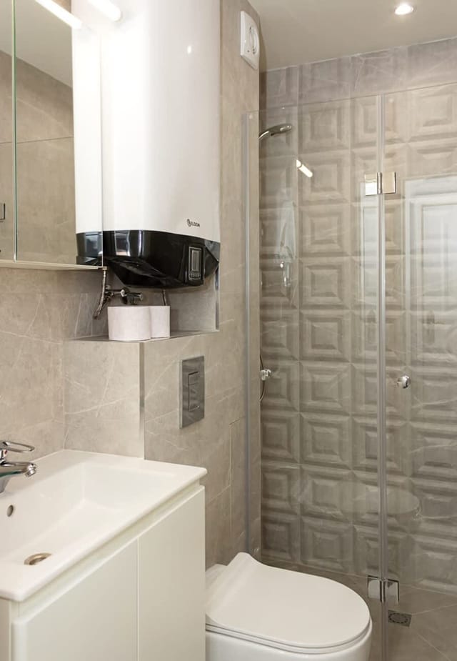 2BD Home In The Heart Of Varna with Parking - Gold