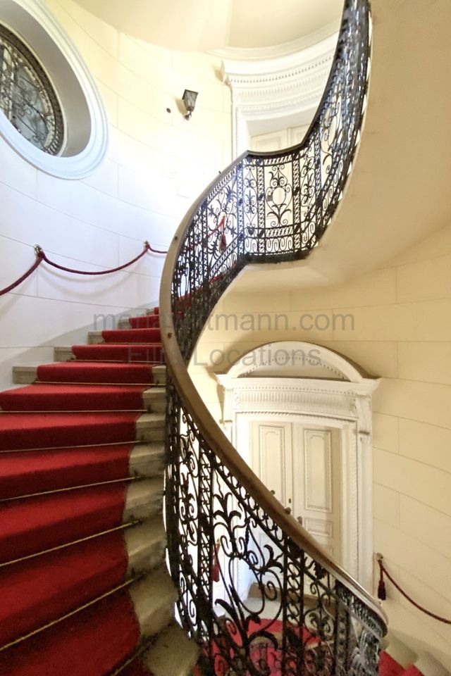 Classic Grand Apartment with Connecting Period Drawing Rooms
