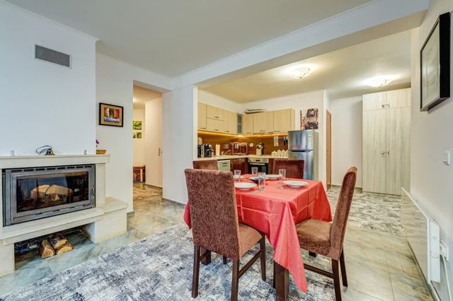 Bright and Spacious 2-BDR Apartment with Balcony